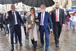 Eva Pavlová vyrazila na západ: Svým outfitem první dáma mile překvapila. Zaujala fešným kabátem i kabelkou - Super.cz