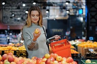 Jablka z Evropy obsahují koktejl pesticidů. Ta zakoupená v ČR patří k nejhorším