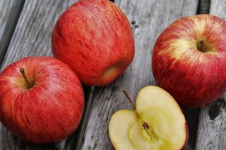 Jablka v celé Evropě obsahují ‚koktejly pesticidů‘. Ta zakoupená v Česku patřila podle studie k nejhorším