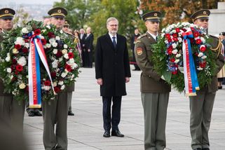 Jsme bezpečná a bohatá země, ale o demokracii se musíme dál snažit, řekl Fiala po pietním aktu - Novinky