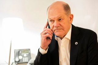 „Pryč, vrahu!,“ „Vypadni!“ Hněv v Magdeburku. Kancléř s ministryní museli pod policejní ochranou odjet - Echo24.cz