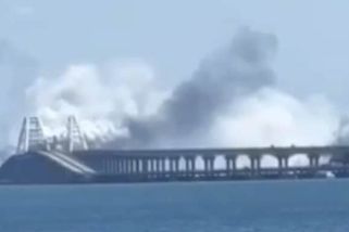 Kouř u Krymského mostu. Rusové tvrdí, že Ukrajinci zaútočili raketami - Novinky