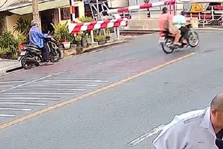 Motorkář na poslední chvíli projel pod padajícími závorami, odnesla to manželka - Novinky