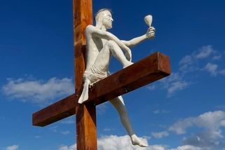 Ježíš se sklenkou vína na kříži jako Óda na frankovku. Věřící protestují - Novinky