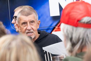 Babiše na mítinku v obci Dobrá praštili berlí. Odjel do nemocnice - Novinky