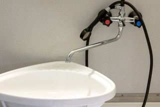 Mýdlo v síťce, toaleťák Harmasan a Pitralon. Jaká byla hygiena za socialismu?