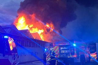 V Ostravě hoří hala s odpadem, plameny likvidují desítky hasičů - Novinky
