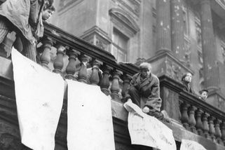 Srpen 1969 a „hvězdná hodina Lidových milicí“. Milicionáři stříleli lidem do zad a mlátili i děti - Médium.cz