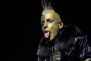 V Praze zazpívá frontman Rammstein, koncert bude jen pro lidi starší 18 let - Seznam Zprávy