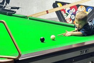 Ještě neumí ani pořádně mluvit a už láme rekordy v hraní kulečníku