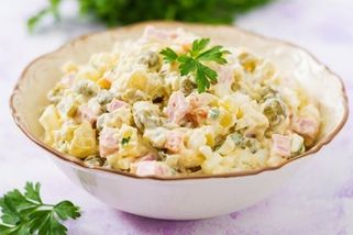 Co se zbytkem bramborového salátu? Udělejte z něj karbanátky, slané kapsičky nebo koláč - Magazín Recepty.cz