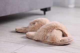 Turecká babička praštila vnučku pantoflem, soud ji poslal na čtyři roky do vězení - Novinky