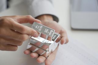 Cena stříbra poprvé překročila 100 dolarů za unci, na rekordu je i zlato - Novinky