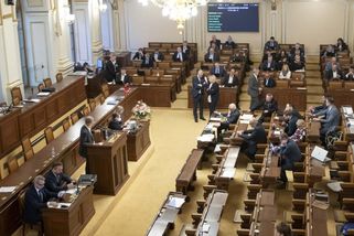 Motoristé s komunisty dohnali Piráty i SPD, ukazuje nejnovější průzkum. ANO dál válcuje soupeře