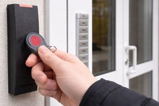 Bytové domy vyměňují klíče za čipy. Vzniká tím však riziko, že se do domu dostane kdokoliv