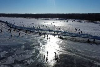 V Gdaňsku si užívají zamrzlou řeku i moře. V Pobaltí mrzlo nejvíce za 30 let - Novinky