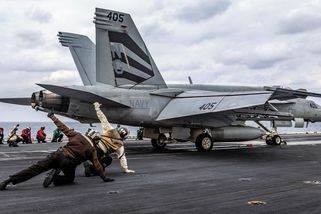 Satelitní snímky ukázaly, jak USA posilují na Blízkém východě - Seznam Zprávy