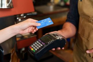 Dvakrát odečtená platba za nákup je problém, který trápí tisíce zákazníků každý den. Přitom ji můžete okamžitě odhalit