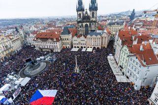 Odmítl hajlujícího Turka. Nedělní demonstrace za prezidenta zaujala i ve světě - Novinky