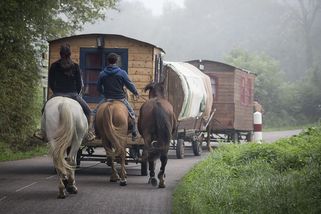 Z Indie do českých ghett: Drsná historie, o které se nemluví - Médium.cz