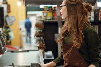 Vyprodáno dřív, než dorazíte do obchodu? Prodavačka vysvětluje, proč se to děje – a odborník radí, jak reagovat