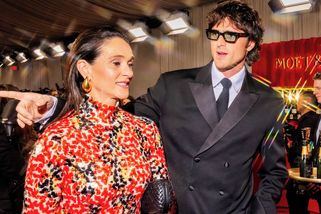 Jacob Elordi vzal svoji maminku na premiéru. Kamery ale omylem zachytily, co nikdo neměl vidět!