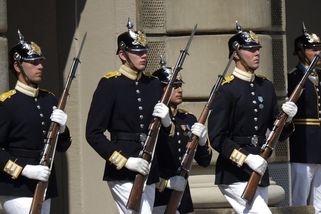 Člen švédské královské stráže uklouzl a vrazil si bajonet do hlavy - Novinky