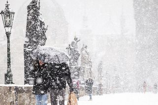 Vydatný sníh zasáhne větší část Česka, než se čekalo. Hrozí komplikace v dopravě