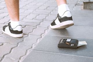 Žena vrátila nalezené statisíce a lidé jí za to dali ještě mnohem víc - Novinky