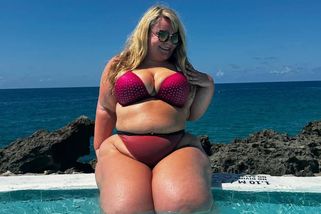 Matky dětem zakrývají oči: Pod plus size modelkou praskají židle, hrdost ale neztrácí. Mám právo nosit bikiny, říká - Super.cz