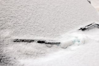 Řidička dostala pokutu, protože parkovací lístek nešlo skrz namrzlé čelní sklo přečíst - Novinky
