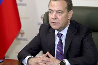 Nezvykle soustředěný Medvěděv: Rusko chce prodloužit jadernou smlouvu z Prahy, má ale tvrdé podmínky - Novinky