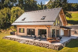 Roubenku si postavili v nádherné krušnohorské krajině. Velkými okny hledí do všech stran - Novinky