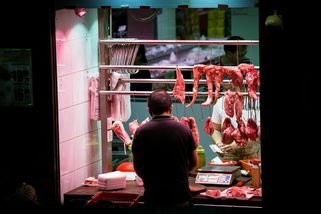 Za socialismu bylo maso nedostatkovým zbožím, kvalita šla stranou a uzeniny za moc nestály - Médium.cz