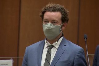 Třicet let ve vězení. Herec Masterson dostal trest za dvacet let stará znásilnění - Novinky