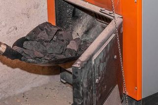 Rok od zákazu neekologických kotlů: V provozu jich zůstává stále až sto tisíc