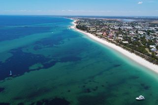 Třináctiletý chlapec plaval čtyři hodiny, aby zachránil rodinu, kterou vítr odvál na širý oceán - Novinky