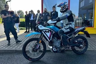 Prezident Pavel osedlal lehké enduro CFMOTO 450MT. Český hit roku na trhu nemá konkurenci