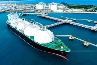 Evropa jde na hranu: plyn mizí ze zásobníků, rekordní dovoz LNG má rozhodnout o cenách