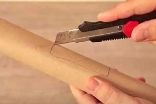 Vyřízněte do ruličky od toaletního papíru díru a vznikne vám praktický pomocník do domácnosti