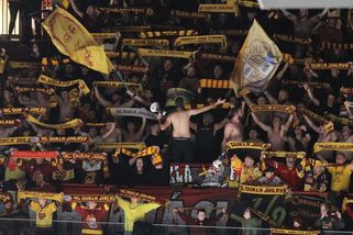 Fanoušci hokejové Dukly v ulicích Jihlavy napadli a obrali slávisty, mezi nimiž byla i nezletilá dívka - Novinky