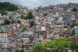 Odlišná tvář Ria de Janeira. Kouzlu chudinských čtvrtí propadla i zpěvačka Rosalía.