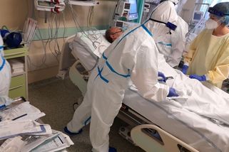 Na mimotělním oběhu končí i dvacátníci, zní z nemocnic - Seznam Zprávy