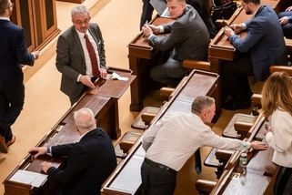 ONLINE: Poslanci druhý den řeší nedůvěru vládě. ‚Na úspěchy se nikdo neptal,‘ reagoval Bartoš na ministry