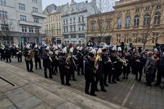Slzy dojetí. Horníci se v průvodu Ostravou a na mši loučili s těžbou černého uhlí v Česku - Novinky