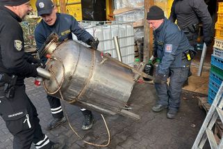 Sto hektolitrů kvasu. Na Uherskohradišťsku objevili velkou černou palírnu - Novinky