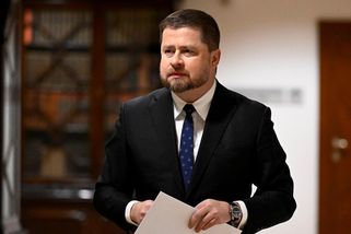 Guvernér ČNB se opřel do bank. Neposílejte peníze v noci, radí expert