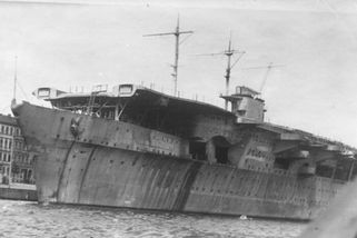 To nacisté zpackali. Američanům byla jejich letadl...