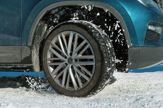 „Vyhrála jsi řidičák v tombole?“ Němka uvázla s autem na sněhu a natočila srdceryvné video - Novinky