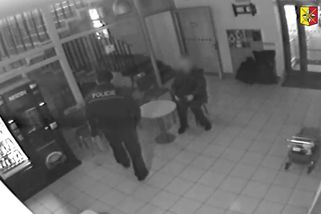 Seniorka v Praze přišla na policii, z tašky vytáhla protitankovou střelu - Novinky